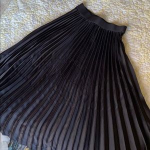 Pleated long skirt